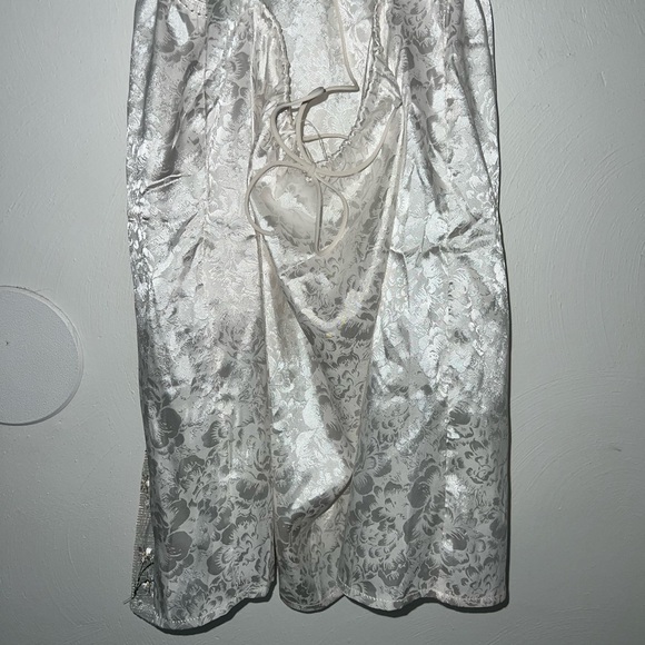 Silky Cut out dress - Picture 9 of 10